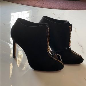 Zara Suede Black booties with gold zipper detail👠